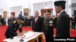 Presiden Jokowi melantik Marsekal Hadi Tjahjanto menjadi Panglima TNI menggantkan Jenderal Gatot Nurmantyo di Istana Negara Jakarta, Jumat 8/12. (Foto: Biro Pers Istana)