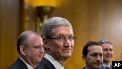 Tim Cook (u sredini), glavni i izvrsni direktor kompanije Apple, svjedoci na Capitol Hillu, 21. svibanj 2013. 