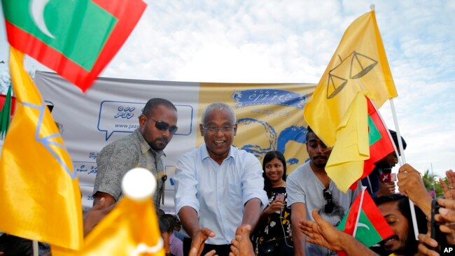马尔代夫总统当选人同选民合影