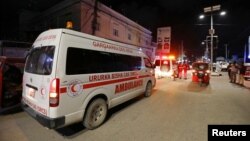Une ambulance sur les lieux d'une explosion à Mogadiscio, en Somalie, le 27 novembre 2020. 