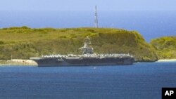 En esta foto del 3 de abril de 2020 se ve al portaaviones USS Theodore Rooseelt de la Marina de EE.UU. anclado en la Base Naval estadounidense en Guam.