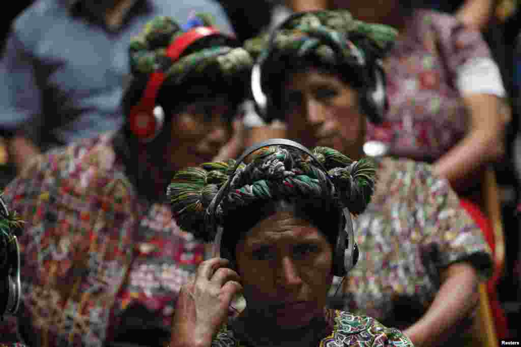 Para perempuan penduduk asli daerah Ixil, Guatemala, menghadiri sidang genosida terhadap mantan diktator Guatemala Efrain Rios Montt, di gedung Mahkamah Agung di kota Guatemala City.