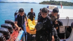 Indonesian diver volunteers, treating airplane crash victims as human and with respect