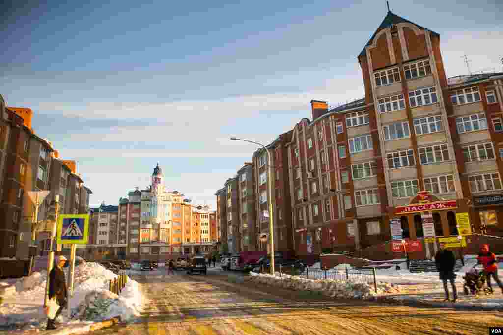 Modern Salekhard has been built by Russia’ state gas giant Gazprom as a center for one of the richest oil and gas regions in the world. (V. Undritz for VOA)