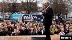 Michael Bloomberg, candidato a la nominación presidencial demócrata habla en un acto de campaña en Chattanooga, Tennessee, el miércoles, 12 de febrero de 2020.