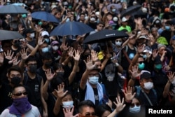 Para pengunjuk rasa anti-pemerintah melambaikan tangan saat berpawai pada Hari Nasional China di Hong Kong, China, 1 Oktober 2019. (Foto: Reuters)