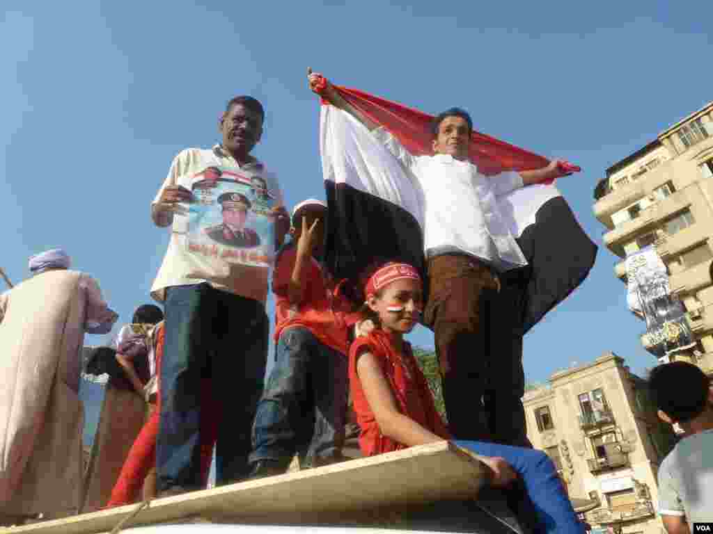 Many of those who rallied in Tahrir Square brought their families and children, July 7, 2013. (S. Behn/VOA)