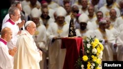 Pope Francis leads a mass at the Sao Sebastiao Cathedral in Rio de Janeiro, July 27, 2013.