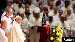 Le pape François à la cathédrale de Sao Sebastiao à Rio de Janeiro, le 27 Juillet 2013