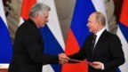 Tổng thống Nga Vladimir Putin (phải) bắt tay Tổng thống Cuba Miguel Diaz-Canel sau lễ ký kết ở Moscow ngày 2/11/2018.