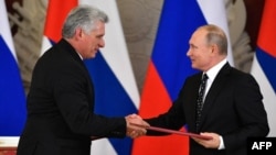 Tổng thống Nga Vladimir Putin (phải) bắt tay Tổng thống Cuba Miguel Diaz-Canel sau lễ ký kết ở Moscow ngày 2/11/2018.