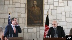 အမေရိကန်ကာကွယ်ရေးဝန်ကြီး Ash Carter (ဝဲ) နဲ့ အာဖဂန်နစ္စတန် သမ္မတ Ashraf Ghani (ဖေဖေါ်ဝါရီ ၂၁၊ ၂၀၁၅)