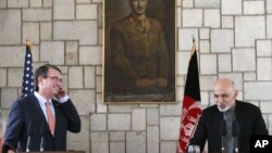 U.S. Defense Secretary Ash Carter, left, listens to remarks by Afghan President Ashraf Ghani during a news conference at the Presidential Palace in Kabul, Feb. 21, 2015. 
