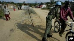 Fotografía de archivo del 6 de marzo de 2005 de un soldado de la ONU revisando a un ciclista en las calles de Bunia, República Democrática del Congo.