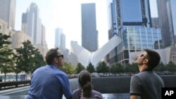 Des visiteurs au monument du 11 septembre, le 10 septembre 2016, à New York. 