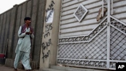 지난 2014년 11월 파키스탄 남부의 한 건물 벽에 이슬람 극단주의 무장단체 ISIL을 지지하는 낙서가 써있다. (자료사진)