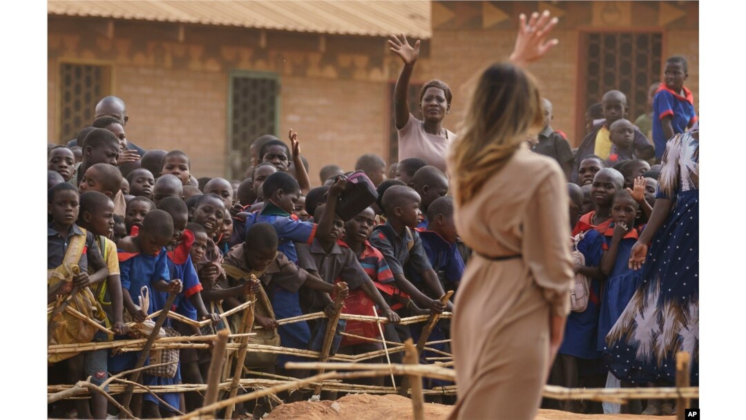 Ibu Negara AS, Melania Trump melambaikan tangannya kepada anak-anak dan hadirin lainnya saat mengunjungi Sekolah Dasar Chipala, di Lilongwe, Malawi, Kamis, 4 Oktober 2018.