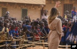 Ibu Negara AS, Melania Trump melambaikan tangannya kepada anak-anak dan hadirin lainnya saat mengunjungi Sekolah Dasar Chipala, di Lilongwe, Malawi, Kamis, 4 Oktober 2018.