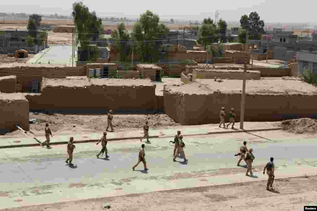 Kurdish Peshmerga forces sweep the Bakirta village near the town of Makhmur, Iraqi Kurdistan, Aug. 27, 2014.