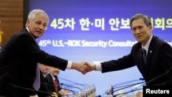 美國國防部長哈格爾和南韓國防部長金寬鎮10月2日在首爾舉行的第45次安全磋商會議上握手。