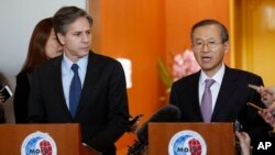 South Korean First Vice Foreign Minister Lim Sung-nam, right, and U.S. Deputy Secretary of State Antony Blinken hold a press conference after their meeting at the Foreign Ministry in Seoul, South Korea, Jan. 20, 2016. 