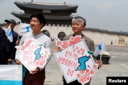 Sejumlah warga membawa bendera Unifikasi Korea di Seoul, 26 April 2018. (Foto: Reuters)