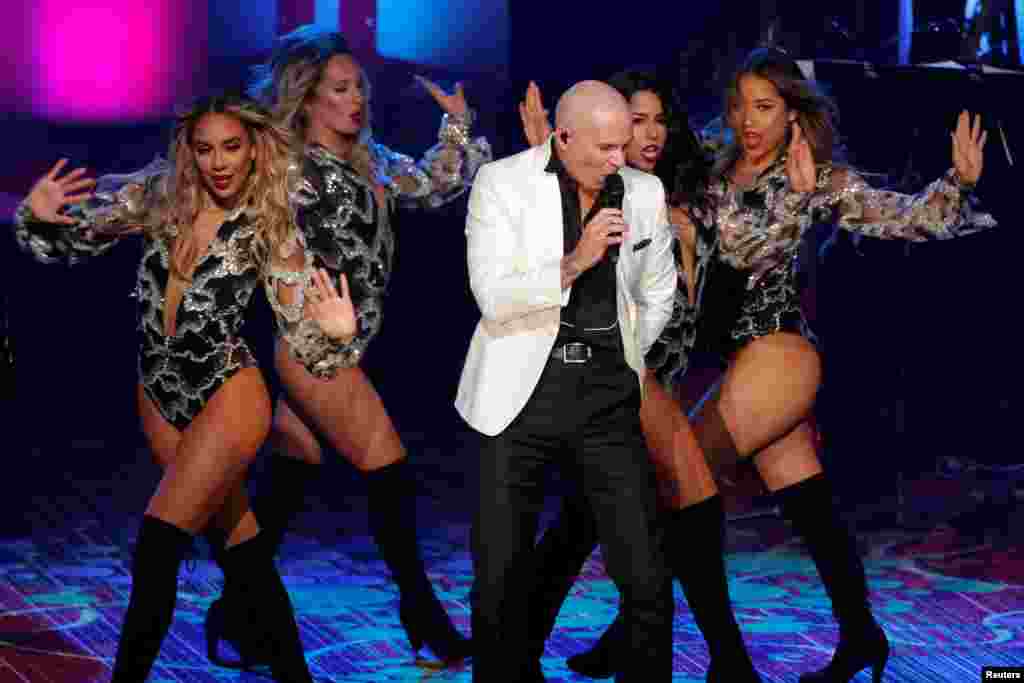 在歌曲作者名人堂颁奖晚会上，荣获环球大使奖的美国说唱歌手皮普保罗（Pitbull）演唱歌曲（2017年6月16日）