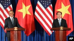 Tổng thống Obama loan báo quyết định dỡ bỏ hoàn toàn lệnh cấm vận vũ khí đối với Việt Nam trong cuộc họp báo chung với Chủ tịch nước Trần Đại Quang tại Hà Nội, ngày 23/5/2016.