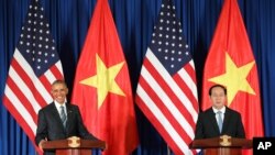 Presiden Vietnam Tran Dai Quang (kanan) dan Presiden AS Barack Obama dalam konferensi pers di Hanoi, Vietnam (23/5). 