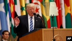 Presiden AS Donald Trump berpidato di depan puluhan pemimpin Arab dan Muslim pada KTT regional di Riyadh, hari Minggu (21/5).