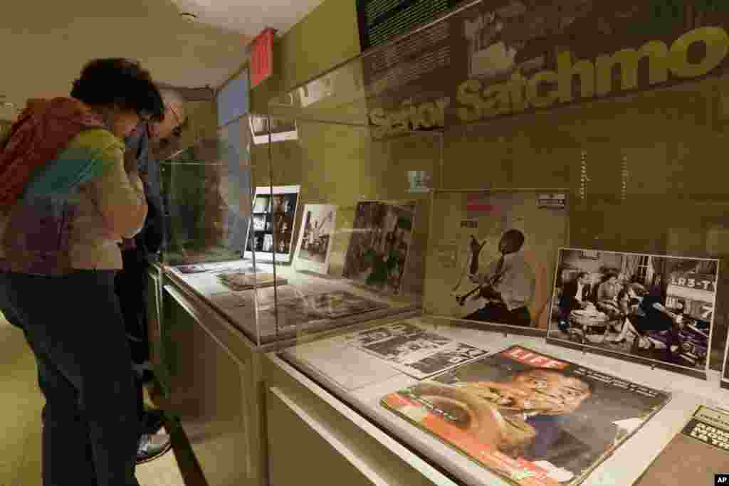 Los visitantes recorren el museo de Louis Armstrong localizado en un vecindario de Queens, en Nueva York, en el marco de su décimo aniversario.