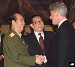 1998年6月27日，中国主席江泽民在北京的国宴之前向美国总统克林顿介绍中共军委副主席张万年上将。