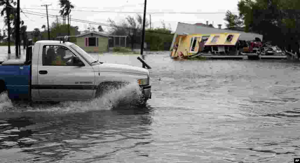 Автомобіль проїжджає біля пошкодженего внаслідок урагану дому в Аранзас-Пас у штаті Техас. 26 серпня 2017 року.