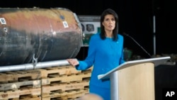 La embajadora de EE.UU. ante la ONU, Nikki Haley, habla a la prensa en una base militar cercana a Washington D.C. frente a restos de lo que afirmó es un cohete iraní suministrado a rebeldes en Yemen. Dec. 14, 2017.