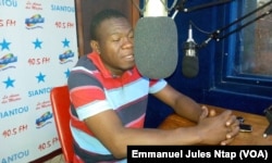 Dr Ndoudoumou, dans le studio d'une radio, pour expliquer les raisons de la grève des médecins du Cameroun, le 17 avril 2017. (VOA/Emmanuel Jules Ntap)