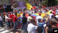 Người dân biểu tình do chán nản với suy thoái kinh tế, lạm phát lên đến ba con số và nạn thiếu thực phẩm và nhu yếu phẩm tại Venezuela.