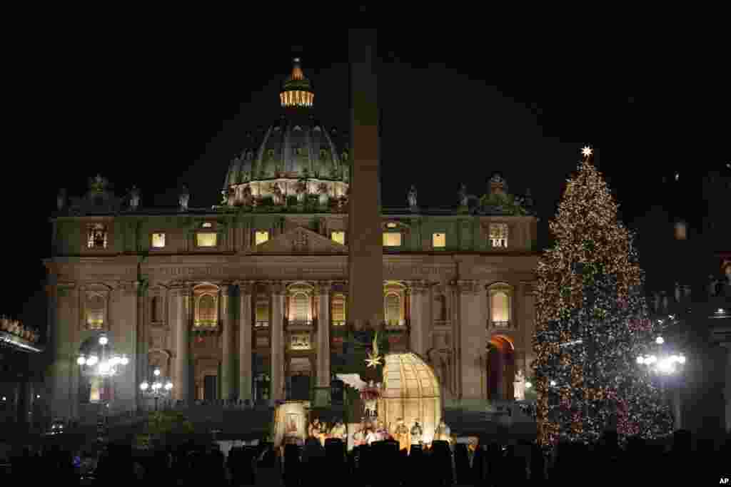 نمایی از چراغانی و تزئین درخت کریسمس در میدان سنت پیتر واتیکان
