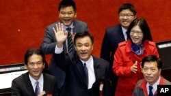 Ông Su Jia-chyuan (giữa), Chủ tịch mới của cơ quan lập pháp Đài Loan. Đảng Dân Tiến DPP về mặt lịch sử là lực lượng chống Trung Quốc, lần đầu tiên đã kiểm soát Quốc hội Đài Loan.