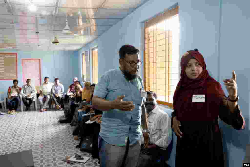 English teachers practice during training at Kutupalong refugee camp in Cox's Bazar Mar. 30, 2019. (Hai Do/VOA)
