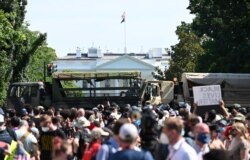 Demonstran berkumpul di luar Gedung Putih ketika mereka memprotes kematian George Floyd pada 3 Juni 2020, di Washington, DC. (Foto: AFP)