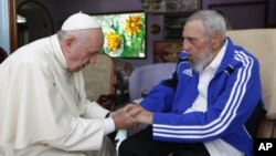 Fidel Castro, que gobernó Cuba durante cerca de 50 años, recibió en la isla al papa Francisco en septiembre de 2015.