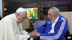 Đức Giáo hoàng Francis nắm tay ông Fidel Castro tại Havana, Cuba.