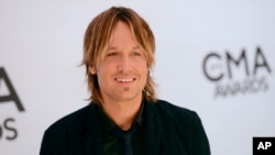 Keith Urban arrives at the 47th annual CMA Awards at Bridgestone Arena in Nashville, Tennessee, Nov. 6, 2013. 