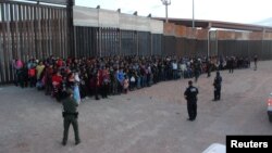 미 국경수비대원들이 지난달 미국 불법국경을 시도하려는 중남미 이민자들을 감시하고 있다. 