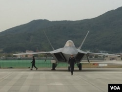 서울공항 야외전시장에서 열리고 있는 '서울 ADEX 2017'에 F-22 랩터 스텔스 전투기가 전시되어 있다.