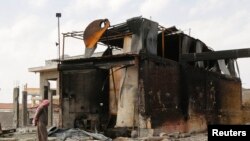 Daños en una refinería de petróleo y estación de gasolina en el pueblo sirio de Tel Abyad, Raqqa, cerca de la frontera con Turquía causados según activistas por un ataques aéreos de la coalición. 2 de Oct. de 2014.