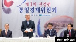 21일 전경련 회관 콘퍼런스센터에서 열린 '제1차 통일경제위원회'에서 손길승 통일경제위원회 위원장(왼쪽 두 번째)이 인사말을 하고 있다.