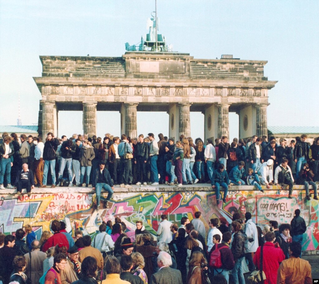 سال ۱۹۸۹ و <strong>فروپاشی</strong> دیوار در مقابل دروازه براندنبورگ