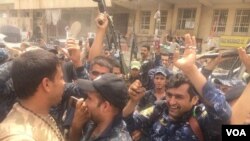 Iraqi troops celebrate in Old Town Mosul, Iraq, July 8, 2017. (K. Omer/VOA Kurdish)