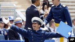 Un cadete no identificado reacciona feliz luego de recibir su diploma de manos del presidente Obama, en la academia de la fuerza aérea de Estados Unidos, en Colorado.